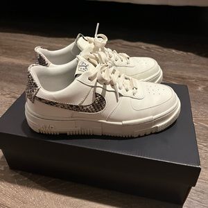 Nike Air Force 1 pixel in snakeskin sz 7